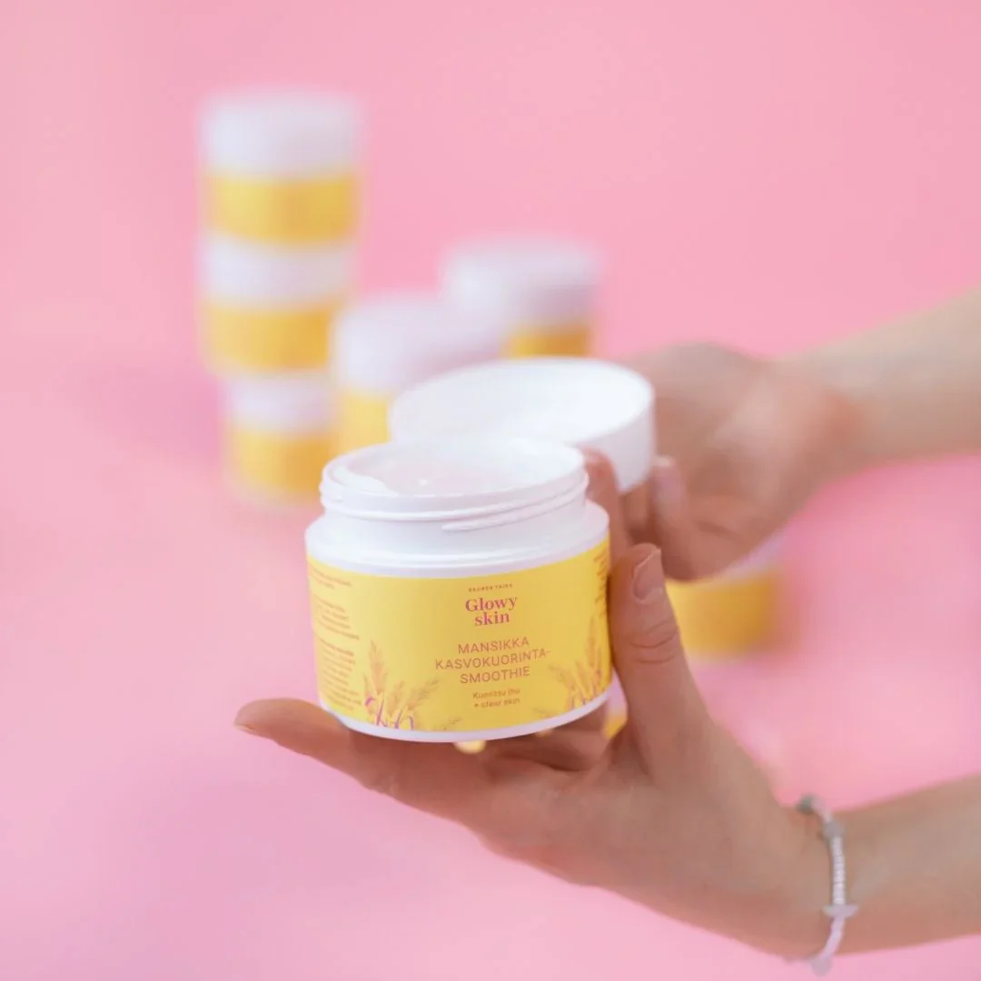 Saaren Taika Glowy Skin Mansikka Kasvokuorinta Smoothie